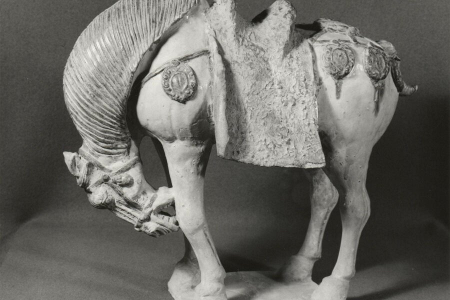 Kůň hryžící si nohu, š. 17, 5 cm, foto: Blanka Lamrová